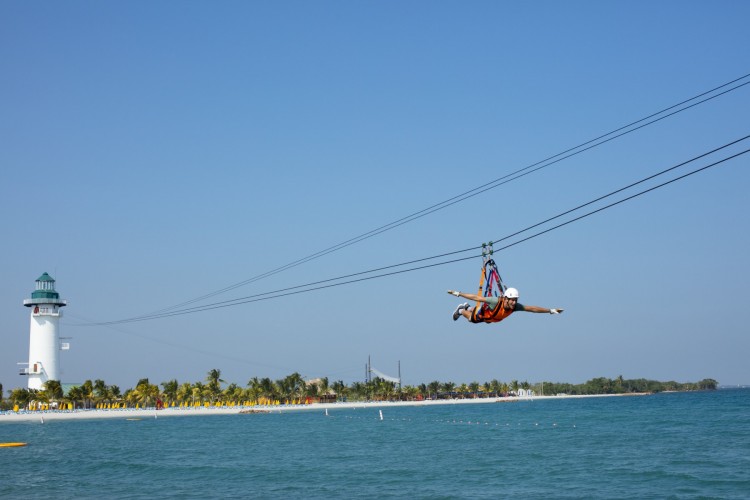 Tirolesa sobre o mar em Harvest Caye