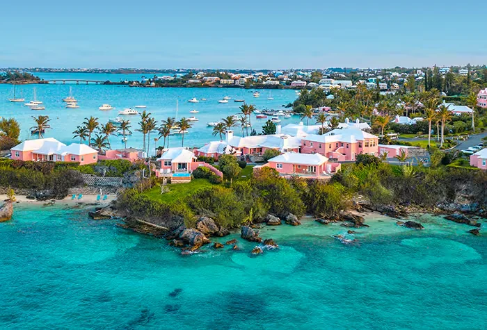 Paisagem costeira ilustrativa com mar azul