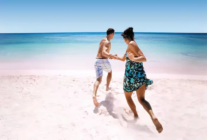 Casal aproveitando a praia