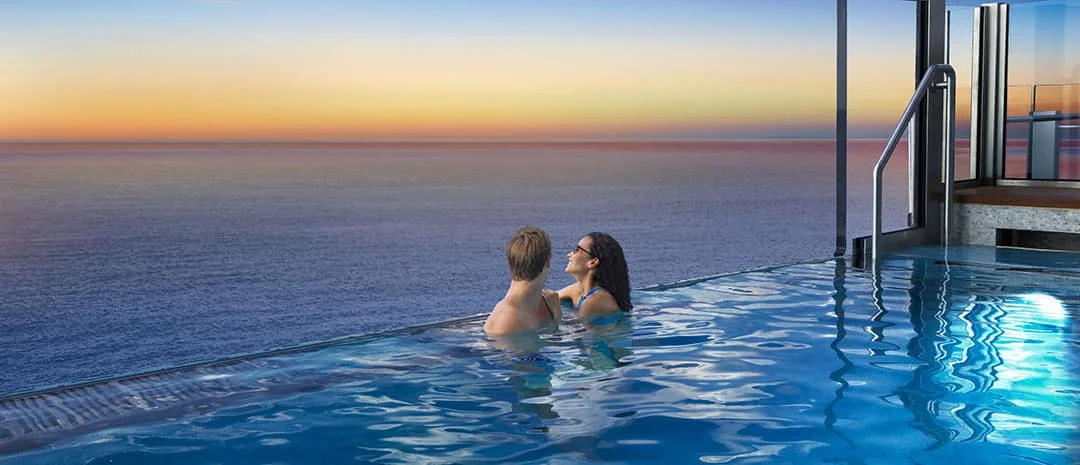 Infinity Beach do Norwegian Luna, com piscina e vista para o oceano